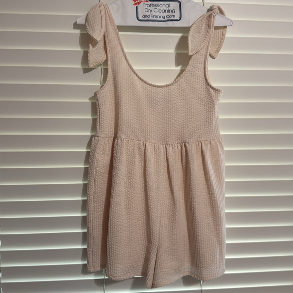 URBAN OUTFITTERS - WOMEN’S CREAM TEXTURED ROMPER - SIZE XXS